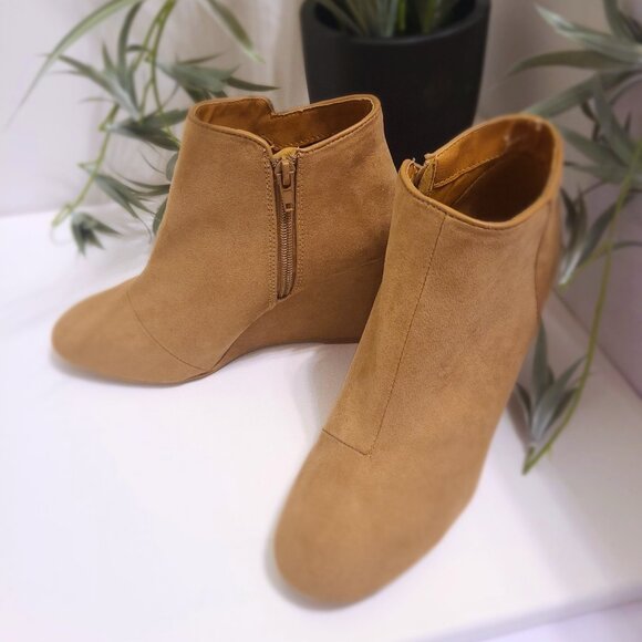 Qupid Tan Suede Wedge Ankle Booties – Size 7 - Picture 2 of 8
